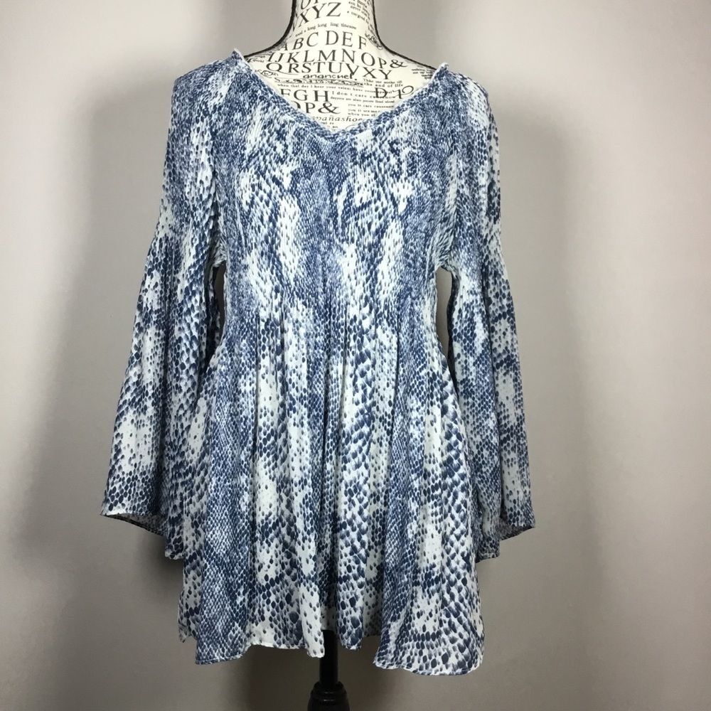 Blue and white snakeskin pattern smocked tunic top wide 9” cuffs sz M boho